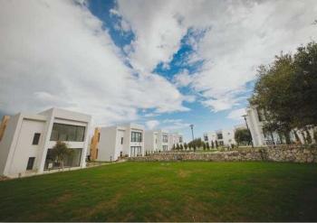  KKTC Girne Karaoğlanoğlu Bölgesinde GAU' ye yürüyüş mesafesinde Yüzme Havuzlu Site İçerisinde Kiralık Müstakil 2 Yatak Odalı Villa