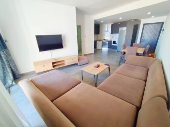 Girne Merkezde Donanımlı Sitede Kiralık 1+1 Daire 