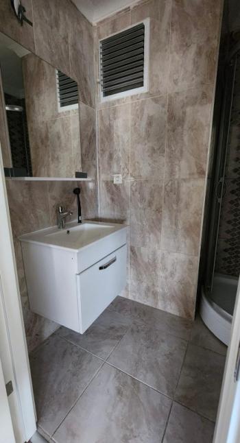 KADIKÖY MERDİVENKÖY ŞAİR ARŞİ CADDESİ ÜZERİNDE GENÇ BİNA GENİŞ 2+1 KİRALIK DAİRE