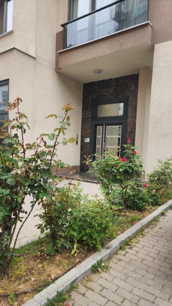 KADIKÖY MERDİVENKÖY ŞAİR ARŞİ CADDESİ ÜZERİNDE GENÇ BİNA GENİŞ 2+1 KİRALIK DAİRE