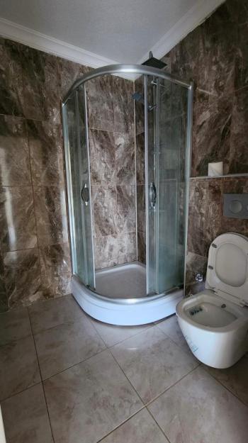 KADIKÖY MERDİVENKÖY ŞAİR ARŞİ CADDESİ ÜZERİNDE GENÇ BİNA GENİŞ 2+1 KİRALIK DAİRE