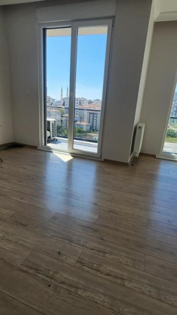 KADIKÖY MERDİVENKÖY ŞAİR ARŞİ CADDESİ ÜZERİNDE GENÇ BİNA GENİŞ 2+1 KİRALIK DAİRE