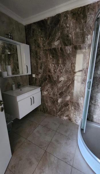 KADIKÖY MERDİVENKÖY ŞAİR ARŞİ CADDESİ ÜZERİNDE GENÇ BİNA GENİŞ 2+1 KİRALIK DAİRE