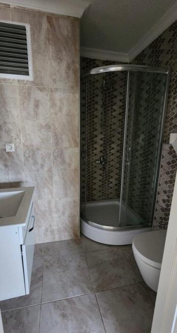 KADIKÖY MERDİVENKÖY ŞAİR ARŞİ CADDESİ ÜZERİNDE GENÇ BİNA GENİŞ 2+1 KİRALIK DAİRE