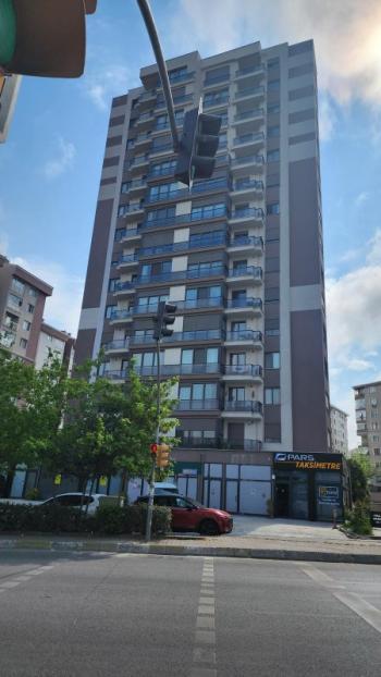 KADIKÖY MERDİVENKÖY ŞAİR ARŞİ CADDESİ ÜZERİNDE GENÇ BİNA GENİŞ 2+1 KİRALIK DAİRE