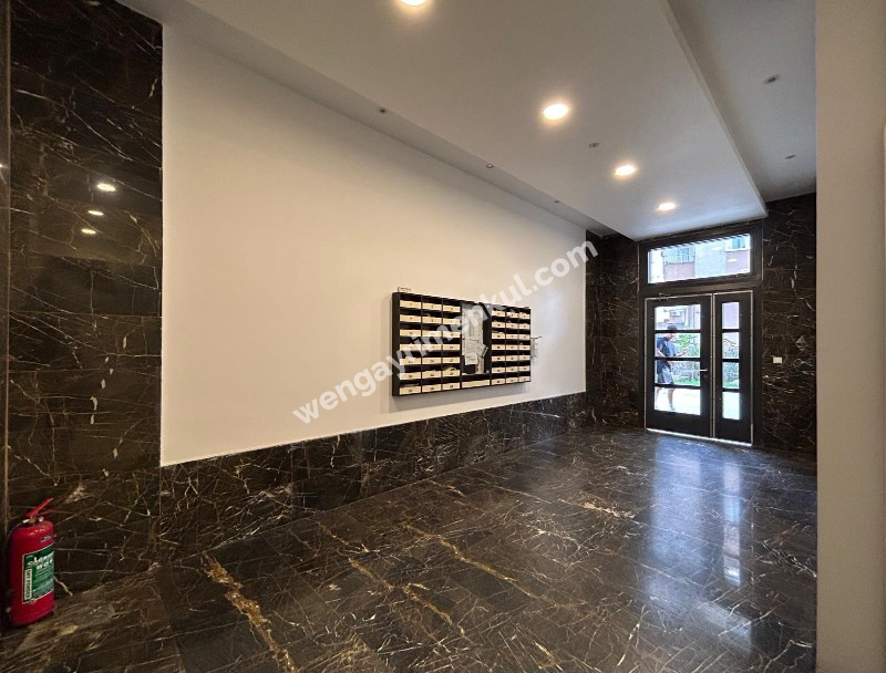 KADIKÖY MERDİVENKÖY ŞAİR ARŞİ CADDESİ ÜZERİNDE GENÇ BİNA GENİŞ 2+1 KİRALIK DAİRE