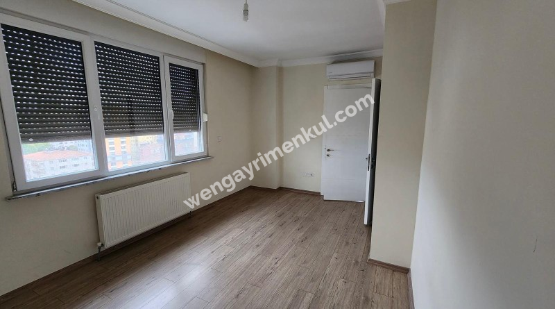 KADIKÖY MERDİVENKÖY ŞAİR ARŞİ CADDESİ ÜZERİNDE GENÇ BİNA GENİŞ 2+1 KİRALIK DAİRE