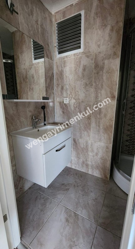 KADIKÖY MERDİVENKÖY ŞAİR ARŞİ CADDESİ ÜZERİNDE GENÇ BİNA GENİŞ 2+1 KİRALIK DAİRE