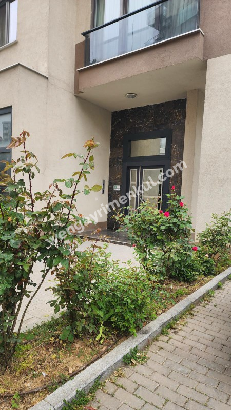 KADIKÖY MERDİVENKÖY ŞAİR ARŞİ CADDESİ ÜZERİNDE GENÇ BİNA GENİŞ 2+1 KİRALIK DAİRE