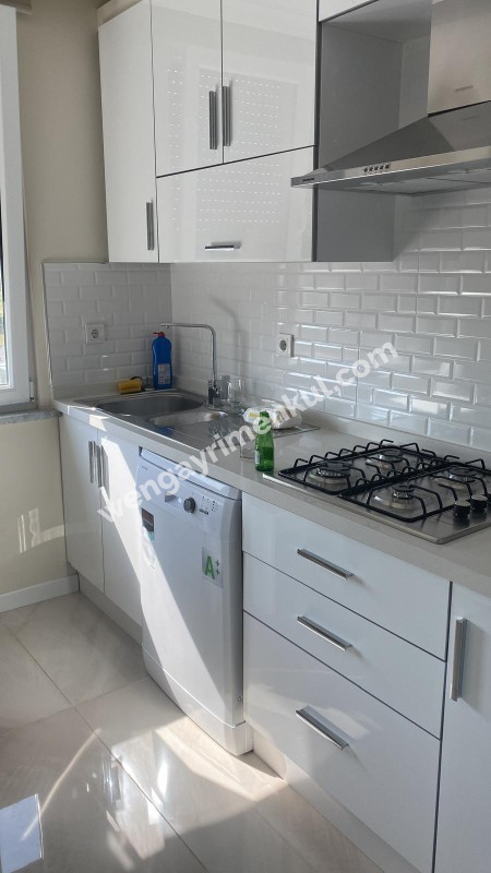 KADIKÖY MERDİVENKÖY ŞAİR ARŞİ CADDESİ ÜZERİNDE GENÇ BİNA GENİŞ 2+1 KİRALIK DAİRE