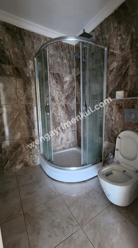 KADIKÖY MERDİVENKÖY ŞAİR ARŞİ CADDESİ ÜZERİNDE GENÇ BİNA GENİŞ 2+1 KİRALIK DAİRE