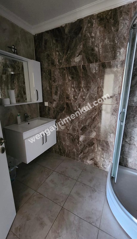 KADIKÖY MERDİVENKÖY ŞAİR ARŞİ CADDESİ ÜZERİNDE GENÇ BİNA GENİŞ 2+1 KİRALIK DAİRE