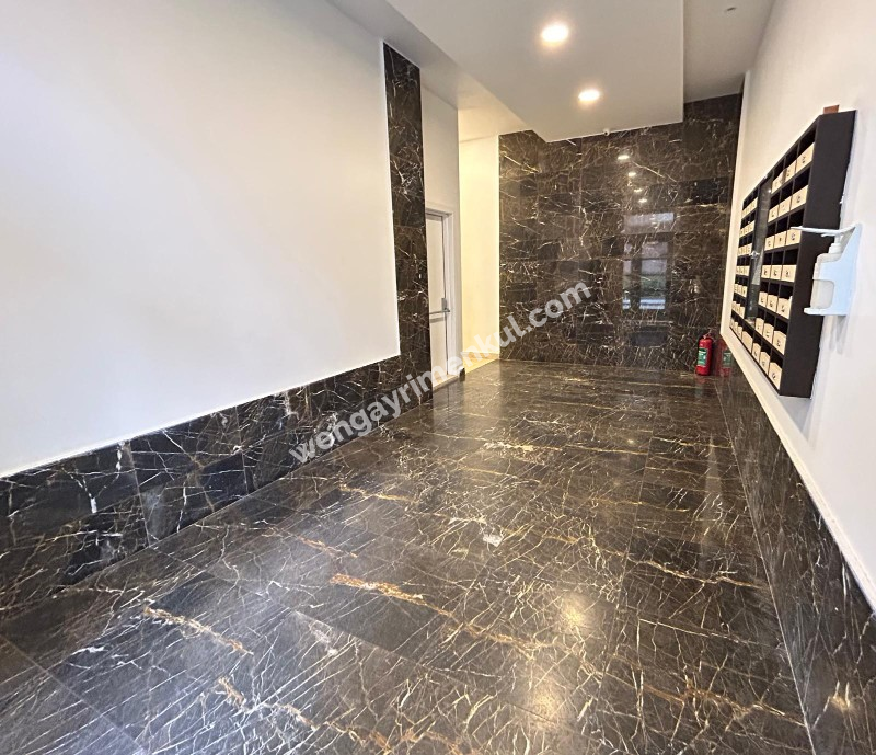 KADIKÖY MERDİVENKÖY ŞAİR ARŞİ CADDESİ ÜZERİNDE GENÇ BİNA GENİŞ 2+1 KİRALIK DAİRE