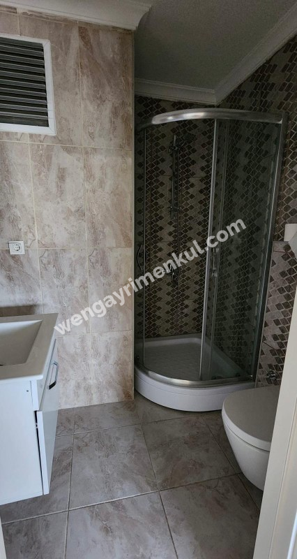 KADIKÖY MERDİVENKÖY ŞAİR ARŞİ CADDESİ ÜZERİNDE GENÇ BİNA GENİŞ 2+1 KİRALIK DAİRE