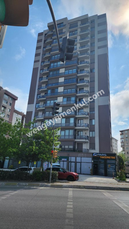 KADIKÖY MERDİVENKÖY ŞAİR ARŞİ CADDESİ ÜZERİNDE GENÇ BİNA GENİŞ 2+1 KİRALIK DAİRE