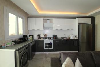 ASLAN'DAN DENİZE SIFIR SİTEDE HAVUZLU GENİŞ 2+1