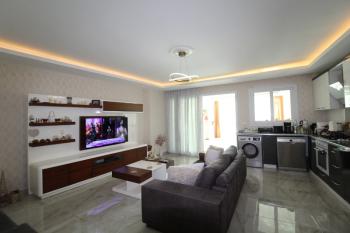 ASLAN'DAN DENİZE SIFIR SİTEDE HAVUZLU GENİŞ 2+1