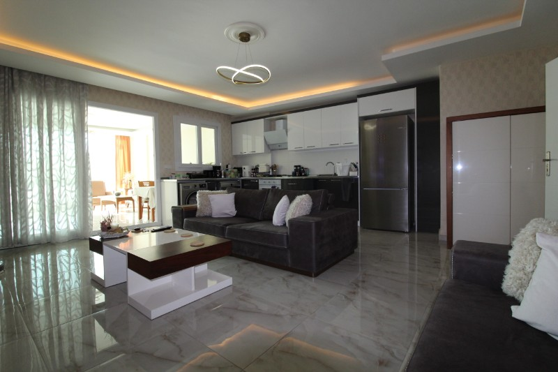 ASLAN'DAN DENİZE SIFIR SİTEDE HAVUZLU GENİŞ 2+1