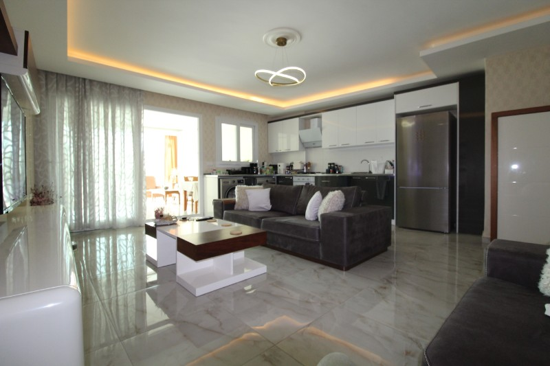 ASLAN'DAN DENİZE SIFIR SİTEDE HAVUZLU GENİŞ 2+1