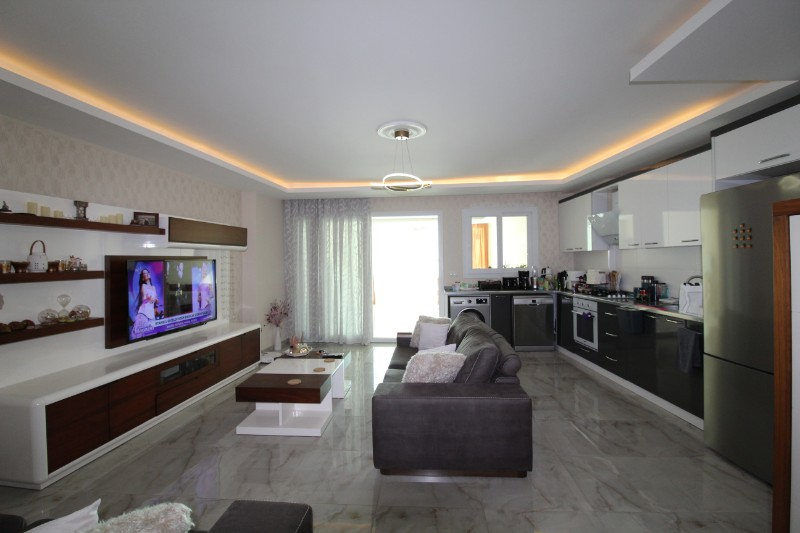 ASLAN'DAN DENİZE SIFIR SİTEDE HAVUZLU GENİŞ 2+1