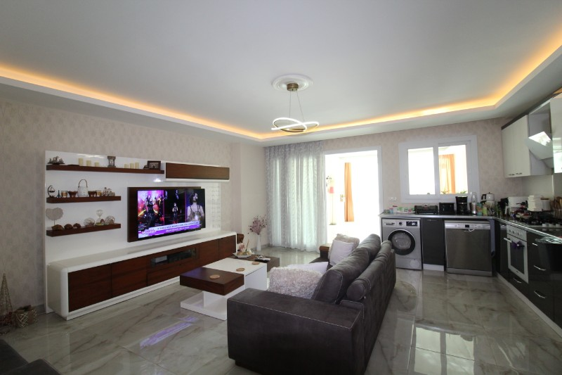 ASLAN'DAN DENİZE SIFIR SİTEDE HAVUZLU GENİŞ 2+1