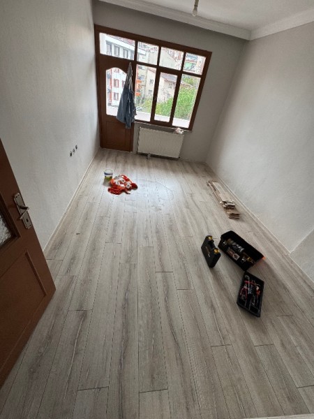 Akşemsettin'de Giriş Kat Balkonlu 2+1 Büyük Kiralık Daire