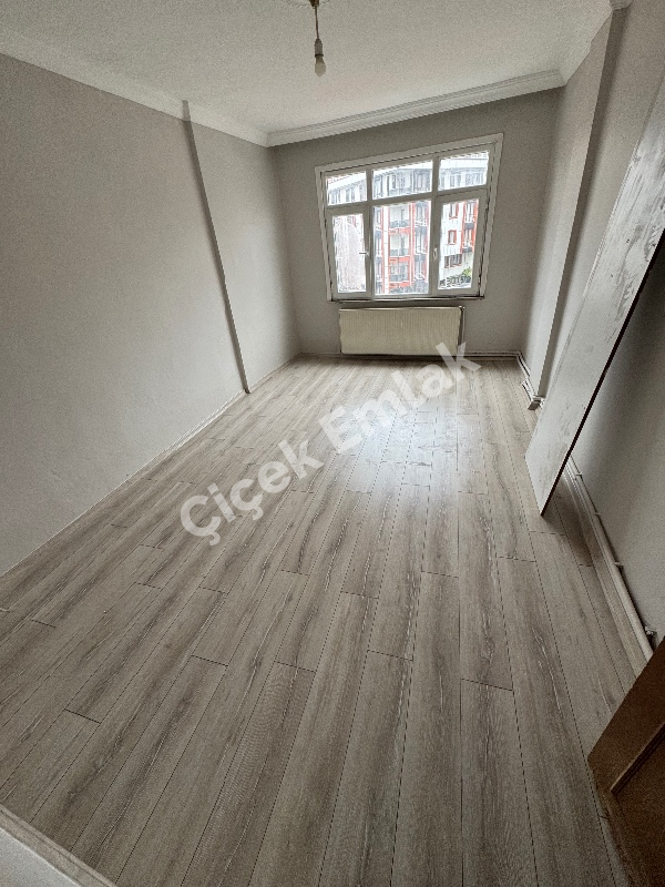 Akşemsettin'de Giriş Kat Balkonlu 2+1 Büyük Kiralık Daire