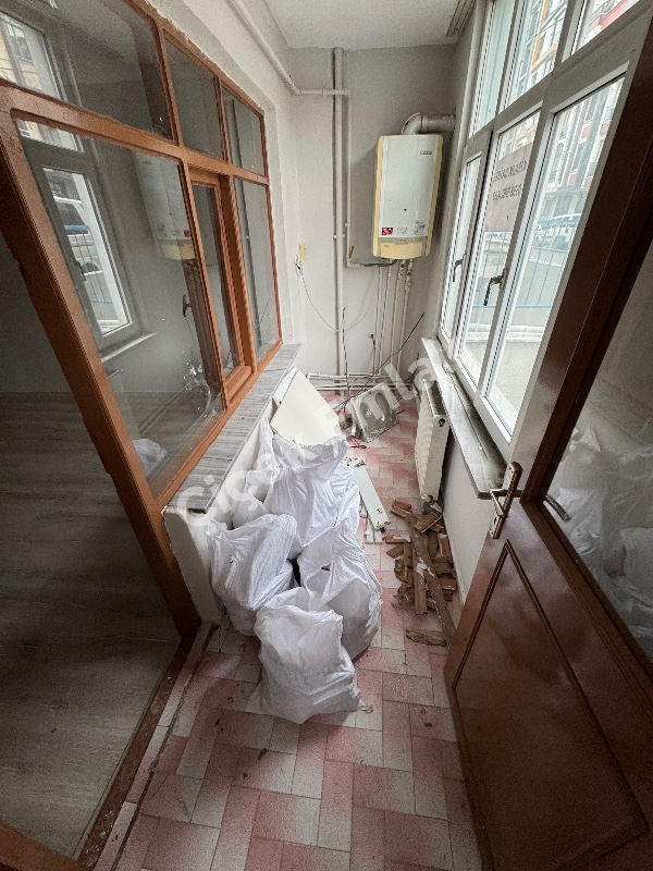 Akşemsettin'de Giriş Kat Balkonlu 2+1 Büyük Kiralık Daire