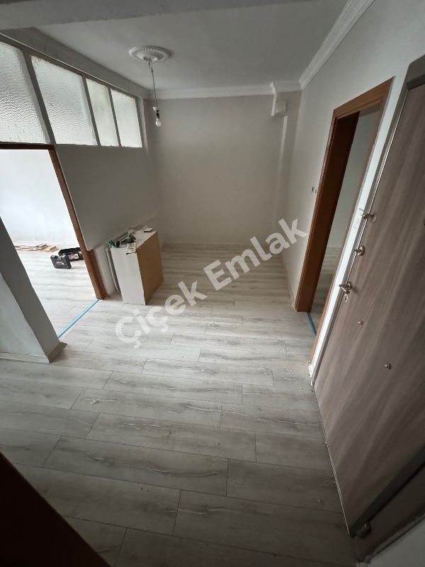 Akşemsettin'de Giriş Kat Balkonlu 2+1 Büyük Kiralık Daire