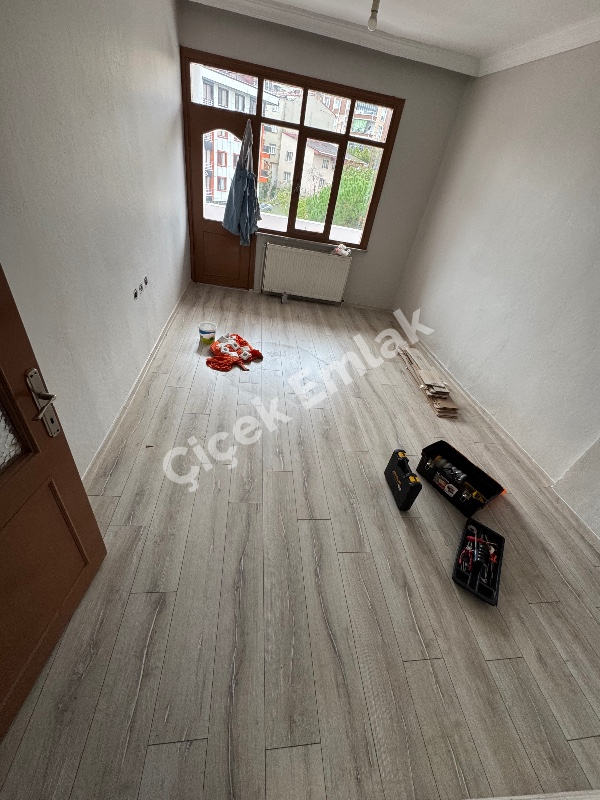 Akşemsettin'de Giriş Kat Balkonlu 2+1 Büyük Kiralık Daire