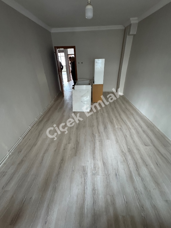 Akşemsettin'de Giriş Kat Balkonlu 2+1 Büyük Kiralık Daire