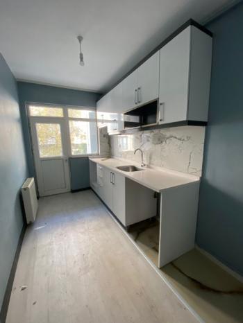 İÇİ KOPLE YENİLENMİŞ ÇİFT BALKONLU KİRALIK GENİŞ DAİRE