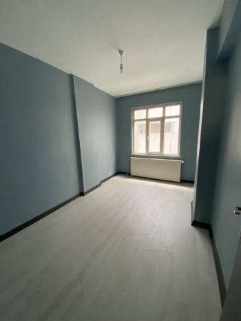 İÇİ KOPLE YENİLENMİŞ ÇİFT BALKONLU KİRALIK GENİŞ DAİRE