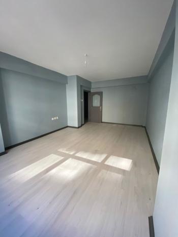 İÇİ KOPLE YENİLENMİŞ ÇİFT BALKONLU KİRALIK GENİŞ DAİRE