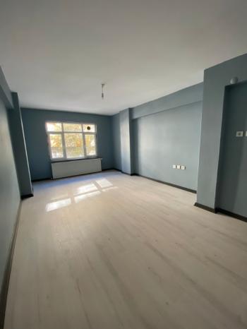 İÇİ KOPLE YENİLENMİŞ ÇİFT BALKONLU KİRALIK GENİŞ DAİRE