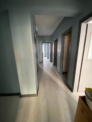 İÇİ KOPLE YENİLENMİŞ ÇİFT BALKONLU KİRALIK GENİŞ DAİRE