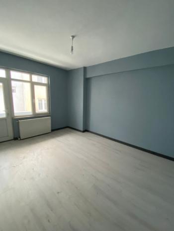 İÇİ KOPLE YENİLENMİŞ ÇİFT BALKONLU KİRALIK GENİŞ DAİRE