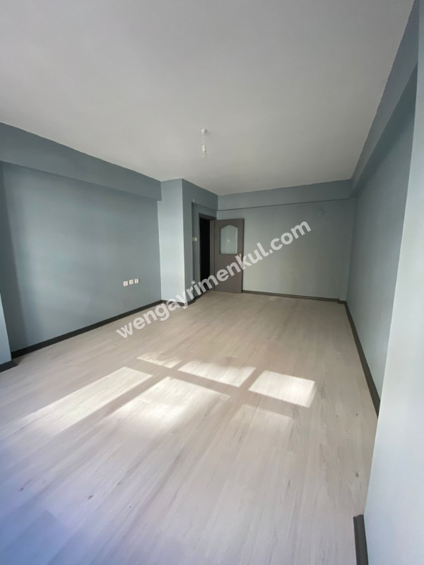 İÇİ KOPLE YENİLENMİŞ ÇİFT BALKONLU KİRALIK GENİŞ DAİRE