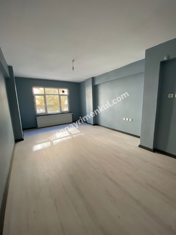 İÇİ KOPLE YENİLENMİŞ ÇİFT BALKONLU KİRALIK GENİŞ DAİRE