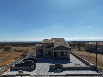 Girne Pınarbaşı Bölgesinde Satılık Geniş Türk Malı Çiftlik Evi