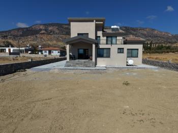 Girne Pınarbaşı Bölgesinde Satılık Geniş Türk Malı Çiftlik Evi