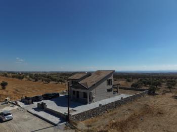 Girne Pınarbaşı Bölgesinde Satılık Geniş Türk Malı Çiftlik Evi