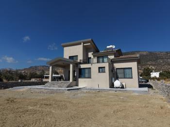 Girne Pınarbaşı Bölgesinde Satılık Geniş Türk Malı Çiftlik Evi