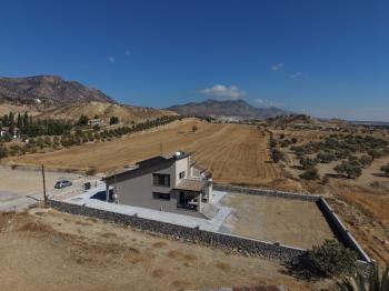 Girne Pınarbaşı Bölgesinde Satılık Geniş Türk Malı Çiftlik Evi