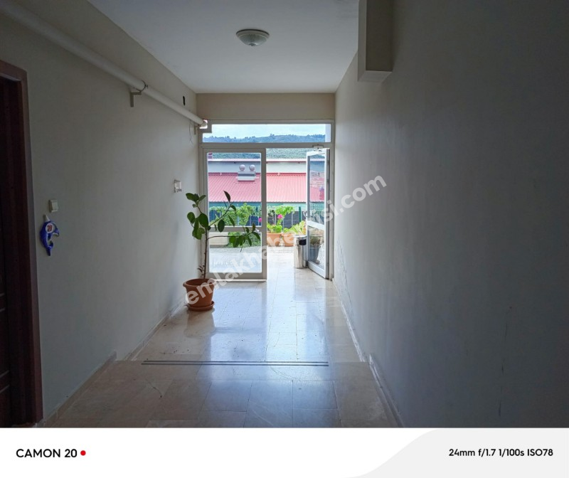 EMLAK HABERCİSİ 'NDEN MUDANYA HALİTPAŞA ÜST KISIMDA HAVUZLU KAT MÜLKİYETLİ OTOPARKLI SİTEDE 85 M2 ARA KAT SATILIK  1+1 DAİRE