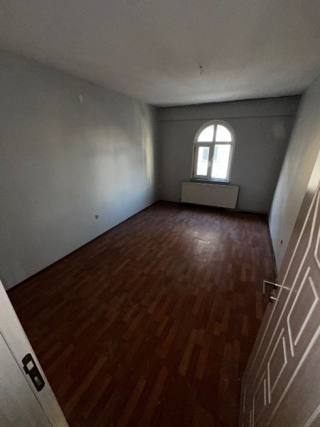 Binevler'de Metro'ya 2 Dk 2+1 Arakat Balkonlu Büyük Kiralık Daire