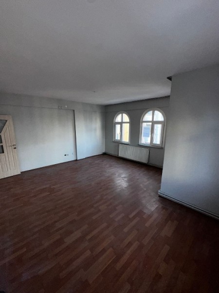 Binevler'de Metro'ya 2 Dk 2+1 Arakat Balkonlu Büyük Kiralık Daire