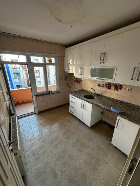 Binevler'de Metro'ya 2 Dk 2+1 Arakat Balkonlu Büyük Kiralık Daire