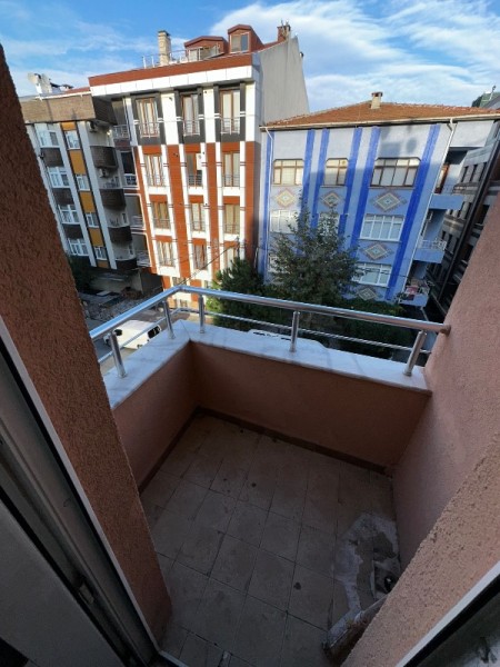 Binevler'de Metro'ya 2 Dk 2+1 Arakat Balkonlu Büyük Kiralık Daire