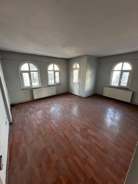 Binevler'de Metro'ya 2 Dk 2+1 Arakat Balkonlu Büyük Kiralık Daire